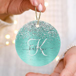 Ornamento De Cerâmica Teal Brugado Metal Silver Glitter Nome Monograma<br><div class="desc">Personalize facilmente esse design de ornamento chic moderno com brilho bonito prateado brilhante em um fundo metálico escovado teal.</div>