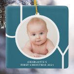 Ornamento De Cerâmica Teal de Foto Personalizada de Keepsasasaame do Pri<br><div class="desc">Este na moda mantém o Primeiro Ornamento Fotográfico de Natal de Baby é decorado com a palavra JOY em tipografia branca sobre fundo azul-lacrimogêneo. Facilmente personalizável com sua foto,  nome e ano.</div>