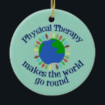Ornamento De Cerâmica Terapia física faz o mundo girar<br><div class="desc">A Terapia Física faz o mundo andar à frente com a oferta de pessoas de mãos dadas em todo o mundo. Esta design de fisioterapeuta tem um fundo verde giro.</div>