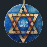 Ornamento De Cerâmica Texto personalizado Happy Hanukkah ✡️, Estrela de<br><div class="desc">Este encantador ornamento cerâmico Chanucá, chamado "Festival de Luz Harmony", é uma adição perfeita ao seu decoro de férias. Apresenta uma estrela de David, maravilhosamente trabalhada, num estilo de vidro colorido, com tons ricos de azul, ouro e marrom, criando um elegante efeito mosaico. No centro, letras brancas em negrito soletram...</div>
