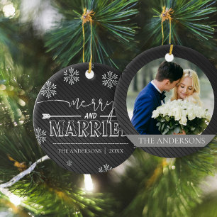 Ornamento De Cerâmica Tipografia Alegre e Casada Primeiro Natal Foto