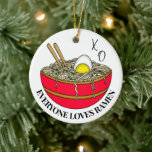 Ornamento De Cerâmica Todos Amam Ramen | Arma de Natal Engraçado<br><div class="desc">Funny Ramen personalizado,  macarrão de sopa encaracolado com ovo cozido e varetas cortadas,  Enfeites de natal bonitinho no estilo Kawaii para um casal.</div>
