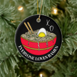 Ornamento De Cerâmica Todos Amam Ramen | Arma de Natal Engraçado<br><div class="desc">Funny Ramen personalizado,  macarrão de sopa encaracolado com ovo cozido e varetas cortadas,  Enfeites de natal bonitinho no estilo Kawaii para um casal.</div>
