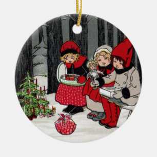 Ornamento De Cerâmica Três meninas e uma árvore de Natal na floresta