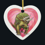 Ornamento De Cerâmica Tricerátops Em Dia de os namorados De Amor<br><div class="desc">Parada Animal Tricerátops Românticos Dino Heart Be Mine Gifts and Accessories Designed by Imagine isso! Design apresenta nosso dinossauro triceratops bonito segurando uma rosa vermelha na boca. Ele fica na frente de corações roxos e cor-de-rosa com as palavras, Seja Mino. Este dinossauro divertido e arte cardíaca foi pintado digitalmente pelo...</div>