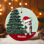 Ornamento De Cerâmica Tricolor Corgi Santa Hat Natal Personalizado<br><div class="desc">Este lindo cão Pembroke Welsh Corgi tem um chapéu bonito de Papai Noel e uma adorável inclinação da cabeça. O filhote de tricolor está sentado em frente a uma bonito árvore de Natal decorada com ornamentos coloridos. Personalize o nome do seu animal de estimação em encantador cursivo sob o maravilhoso...</div>