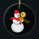Ornamento De Cerâmica Trombone Snowman<br><div class="desc">Um trombone de boneco de neve vestindo um lenço de anotação musical é um design de presente engraçado para o inverno para trombonistas,  professores de música e estudantes em concertos,  jazz e bandas de marchar.</div>