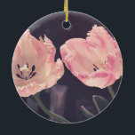 Ornamento De Cerâmica Tulipas de Sangria Cuta -Personalizadas<br><div class="desc">Tulipas florescentes com seu nome.</div>