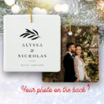 Ornamento De Cerâmica Turnê de Foto de Casamento Minimalista Moderno Ele<br><div class="desc">Um enfeite moderno com seus nomes personalizados em um design de tipografia elegante e a data de sua celebração. Na parte de trás está o espaço para sua foto favorita das núpcias. Esta é a versão minimalista em preto e branco. Dons de manutenção de excelentes para recém-casados!</div>