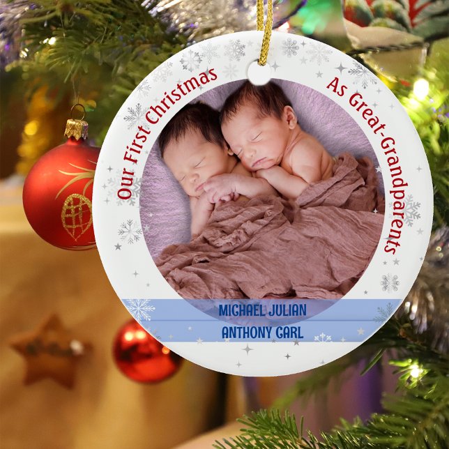 Ornamento De Cerâmica Twins Baby Boys 1rua Xmas Excelente-Avós Fotos (Our First Christmas as Great-Greatparents of Twin Boys. Snowflakes and Stars. Cute Swaddled Babies)