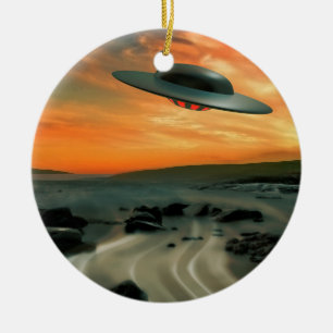 Ornamento De Cerâmica UFO sobre a costa