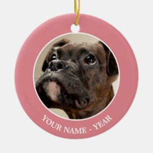 Ornamento De Cerâmica Um cachorrinho do Brindle Boxer olhando curiosamen