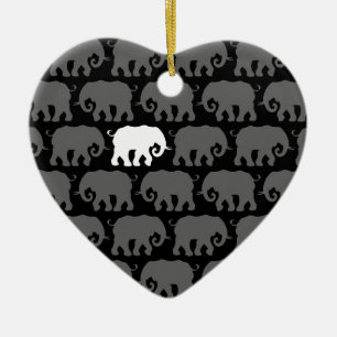 Ornamento De Cerâmica Um elefante branco em um rebanho