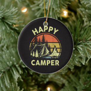 Ornamento De Cerâmica Um Feliz Aventureiro Menino Bebê Divertido Acampam
