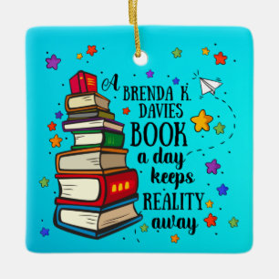 Ornamento De Cerâmica Um Livro De Brenda K Davies Um Dia Mantém A Realid