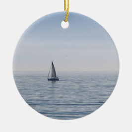 Ornamento De Cerâmica Um veleiro em um mar calmo