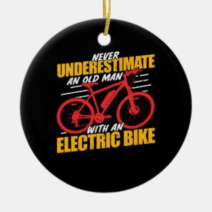 Ornamento De Cerâmica Um Velho Com Uma Bike Eleitoral
