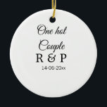 Ornamento De Cerâmica Uma data de texto inicial de letra de nome de casa<br><div class="desc">Para amantes como nós</div>