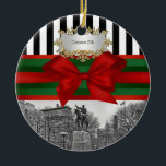 Ornamento De Cerâmica Union Square Park Winter NYC Blk Whp Xmas #2R<br><div class="desc">Union Square NYC no inverno, Black & White Stripe, ornamento Personalizável do Ornamento da Fita Vermelha e Verde com uma vista em preto e branco do Parque Union Square no inverno, ligeiramente coberto de neve. Ele também apresenta um padrão listrado preto e branco, fita vermelha e verde, arco vermelho, assim...</div>