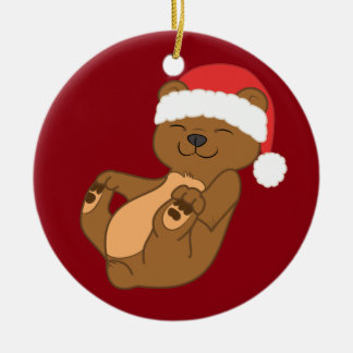 Ornamento De Cerâmica Urso de Brown do Natal com o chapéu vermelho do