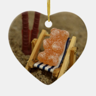 Ornamento De Cerâmica Urso gomoso que relaxa na praia