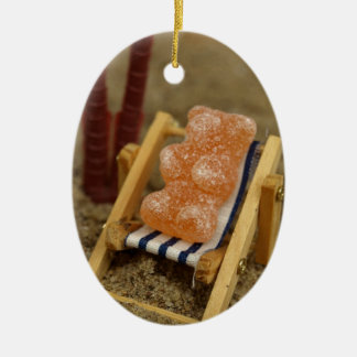 Ornamento De Cerâmica Urso gomoso que relaxa na praia