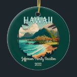 Ornamento De Cerâmica Vacinação Familiar Hawaii Beach Vintage Retro Orna<br><div class="desc">Mostre a praia,  palmeiras,  e a costa verde e montanhosa da costa do Havaí,  EUA,  para lembrar sua viagem familiar! O texto é personalizável.</div>