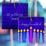 Ornamento De Cerâmica Velas de Hanukkah Menorah em Blue Keepsaokit Perso<br><div class="desc">"Feliz Hanukkah." Uma ilustração divertida, moderna e artística de velas de padrão de vassoura ajuda você a navegar nas férias de Hanukkah em estilo. Velas azuis cortadas com padrões coloridos de folha de alumínio cobrem um fundo rico e profundo de textura azul. Nas costas, personalize com seu nome de família...</div>