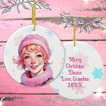 Ornamento De Cerâmica Velhinha de Natal em rosa<br><div class="desc">Bonito Enfeites de natal personalizado com uma bela retro mulher num chapéu cor-de-rosa cercado por flocos de neve rosas e azuis. O verso pode ser personalizado com uma mensagem personalizada.</div>