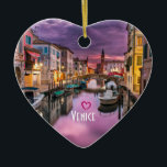 Ornamento De Cerâmica Veneza, Itália Canal Cênico e Arquitetura Veneza<br><div class="desc">Um ornamento com uma bela foto paisagística de um canal em Veneza,  Itália. Com nuvens roxas escuras,  parece que uma tempestade está chegando. Captura de excelentes da arquitetura venetiva única e reflexões aquáticas. O texto personalizável diz: Veneza com um pouco de coração.</div>