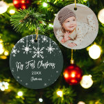 Ornamento De Cerâmica Verde branco elegante de neve minha primeira foto<br><div class="desc">Celebre seu bebê primeiro Natal com uma neve branca moderna e flocos de neve pendurados em ornamento branco elegante de natal em verde. Adicione a foto do seu bebê.</div>