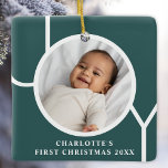 Ornamento De Cerâmica Verde-Foto de Natal da Menina Personalizada<br><div class="desc">O Primeiro Ornamento Fotográfico de Natal desta na moda é decorado com a palavra JOY num fundo verde escuro. Facilmente personalizável com sua foto,  nome e ano.</div>