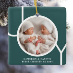 Ornamento De Cerâmica Verde-Foto Personalizada do Primeiro Natal de Twin<br><div class="desc">O adorável enfeite de Natal deste gêmeo é decorado com a palavra JOY em tipografia branca num fundo verde. Facilmente personalizável com sua foto,  nome e ano</div>