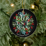 Ornamento De Cerâmica Verdes e Berries de Natal<br><div class="desc">A palavra Natal entre as folhas e as bagas de inverno aparece nesses ornamentos de árvores de Natal personalizados saudando com seu nome de família ou nome comercial. CORRESPONDENTE a itens na nossa coleção.</div>