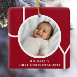 Ornamento De Cerâmica Vermelho da primeira foto de Natal do Baby Boy per<br><div class="desc">O Primeiro Ornamento Fotográfico de Natal deste na moda Baby Boy é decorado com a palavra JOY em um fundo vermelho de marrom. Facilmente personalizável com sua foto,  nome e ano.</div>