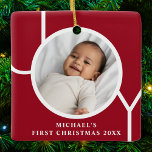 Ornamento De Cerâmica Vermelho da primeira foto de Natal do Baby Boy per<br><div class="desc">O Primeiro Ornamento Fotográfico de Natal deste na moda Baby Boy é decorado com a palavra JOY em um fundo vermelho de marrom. Facilmente personalizável com sua foto,  nome e ano.</div>