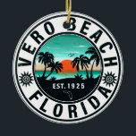 Ornamento De Cerâmica Vero Beach Florida Palm Tree Retro Sunset Souvenir<br><div class="desc">Vero Beach Palm Tree Retro Sunset Souvenir Cerâmica Ornament. Praias de Vero Beach,  na Flórida. Este design de vintagem retrô é para surfar,  acampar. férias retro design. Você pode dar como presente de Natal para todos os amantes da baía e da praia.</div>