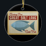 Ornamento De Cerâmica Viagens vintage de peixes do lago de excelentes<br><div class="desc">Esta design Saudações de Excelente de Salt Lake apresenta um peixe azul divertido com sotaques vermelhos e uma vibração retrô dos anos 60.</div>