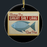 Ornamento De Cerâmica Viagens vintage de peixes do lago de excelentes<br><div class="desc">Esta design Saudações de Excelente de Salt Lake apresenta um peixe azul divertido com sotaques vermelhos e uma vibração retrô dos anos 60.</div>