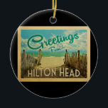 Ornamento De Cerâmica Viagens vintage Hilton Head Beach<br><div class="desc">Esta saudação de Hilton Head,  vintage design,  apresenta uma praia arenosa com uma bela água turquesa oceânica e acima do mar,  um céu azul com nuvens brancas onduladas. No estilo viagens vintage.</div>