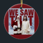 Ornamento De Cerâmica VIMOS ISSO! Papais noeis e Jesus estão sempre assi<br><div class="desc">A frase "Nós Vimos Isso! Papais noeis e Jesus estão sempre assistindo" é uma expressão humorística e moderada usada frequentemente para alegremente sugerir que as ações ou comportamentos de alguém foram observados e serão responsabilizados. Combina brincalhão as ideias de vigilância religiosa (Jesus) e de vigilância da época de férias (Papais...</div>