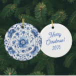 Ornamento De Cerâmica Vintage Chinoiserie Blue White Antiguidades<br><div class="desc">Belos designs vitorianos,  no estilo vitoriano azul e branco,  decoram esses ornamentos de árvores cerâmicas. Personalize as costas com sua própria mensagem pessoal! Perfeito para chique,  país francês,  fazenda e tantos outros décors. Faz um belo presente de anfitriã.</div>