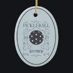 Ornamento De Cerâmica Vintage Elegant Pickleball Monographic Name<br><div class="desc">Um elegante design de estilo de vintage retrô só para aqueles que adoram jogar picleball. Apresenta arte de estilos tipográficos com uma bola de picleball. Monograma com nome de jogador. Perfeito para um ornamento,  prêmio ou prêmio de participação de férias.</div>