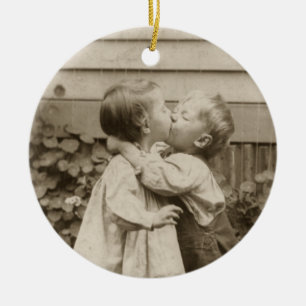 Ornamento De Cerâmica Vintage Love Foto de Crianças Beijando em um Jard