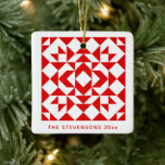 Ornamento De Cerâmica Vintage Red Christmas Geométrico Quilt Personaliza<br><div class="desc">Decorre sua árvore com este ornamento cerâmico na moda com um clássico design de cobrir vermelho e branco de blocos de colcha,  personalizado com seu nome e ano. presente de excelente para colchões e amantes de colcha.</div>