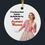 Ornamento De Cerâmica Vintage retro engraçado Bunco<br><div class="desc">O ornamento retro engraçado do design gráfico do bunco do vintage caracteriza uma rainha deliciosa de Bunco com seus equipamento cor-de-rosa e luvas brancas. O texto lê "um amigo verdadeiro de Bunco finge-a não o considerou mandar um acidental miscount". Você sabe que o que é como após alguns círculos de...</div>