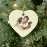 Ornamento De Cerâmica Vintage Romântica, Primeiro Casal Kiss Keepsasasak<br><div class="desc">Adorável escolha romântica, esta design inspirada na vintage tem uma adaptação manchada do tão amado 1890 William Bouguereau Painting "L'Amour et Psyché, enfants (traduzido: Cupid e Psyche as Children, 1890) mais frequentemente chamado de "O Primeiro Beijo". Faz uma adorável manutenção de casamento para a noiva e o noivo e faz...</div>