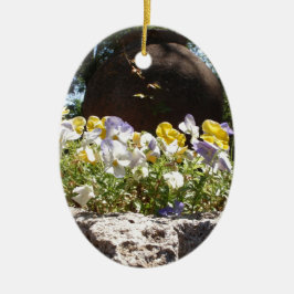 Ornamento De Cerâmica Violeta em um cocho de pedra.