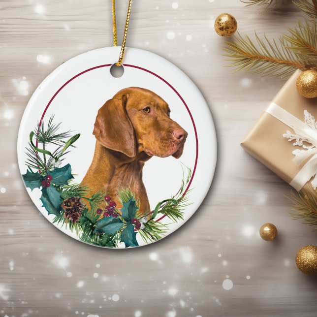 Ornamento De Cerâmica Vizsla Dog Evergreen Berry Wreath (Criador carregado)