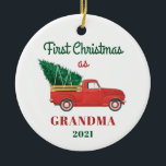 Ornamento De Cerâmica Vovó 1rua Feriado de Natal<br><div class="desc">O tradicional caminhão vermelho carregado com a árvore a tempo do Natal. Adicione o nome da família,  equipe ou colegas de trabalho correspondente no ano e na ocasião clicando no botão "Personalizar" acima. Manutenção perfeita e memorabilidade</div>